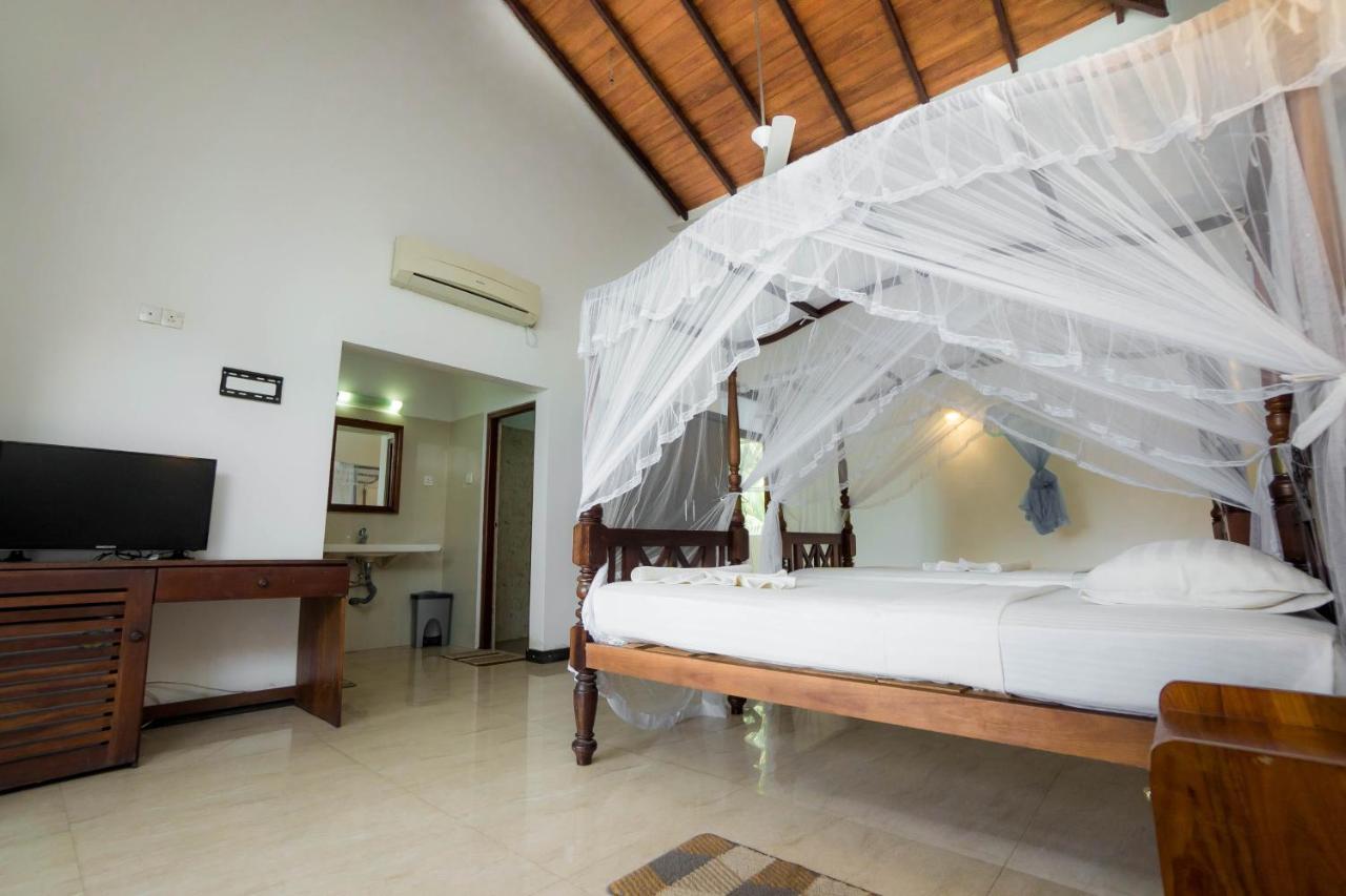 Hotel Neptune Bay Unawatuna Beach ภายนอก รูปภาพ